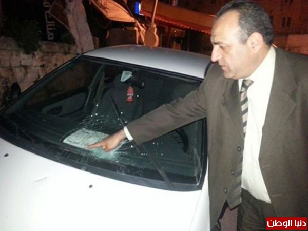 قطعان المستوطنين يرشقون سيارة أمين سر مكتب الأطباء في طولكرم د. هيثم شديد بالحجارة