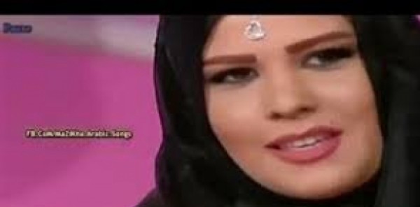 فتاة تخلع الحجاب على الهواء وتهديه لرجل دين أمامها