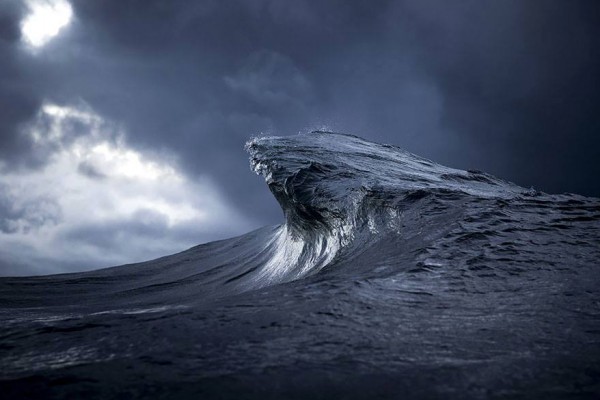 المصور الاسترالي راي كولينز"يجمد" أمواج البحر