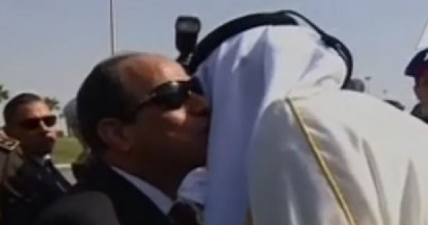 شاهد الفيديو : بالقبلات ..السيسي يستقبل أمير قطر إثر وصوله شرم الشيخ