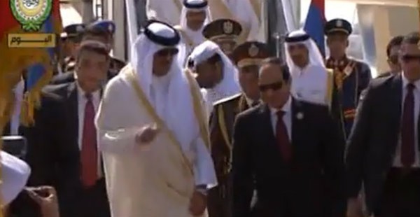 سر اللقاء الثنائي بين "تميم والسيسي" .. وكالة الانباء القطرية : الأمير التقى بـ"أخيه" السيسي