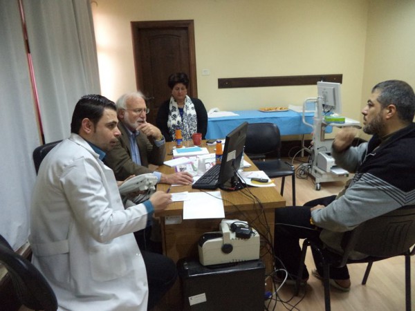 جمعية الهلال الأحمر لقطاع غزة تستقبل الطبيب الأمريكي دونالد ميلمان  المتخصص في جراحة الأعصاب