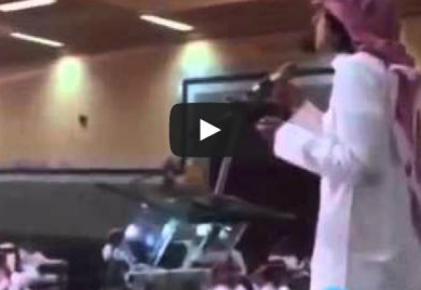 منشد شاب يسقط مغشيا عليه في حفل جماهيري