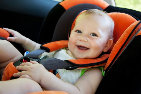 هل مقعد السيارة للطفل آمن؟