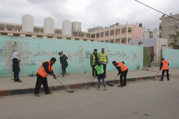 بلدية غزة تنظم حملة نظافة بالتعاون مع مدرسة عبد الملك بن مروان