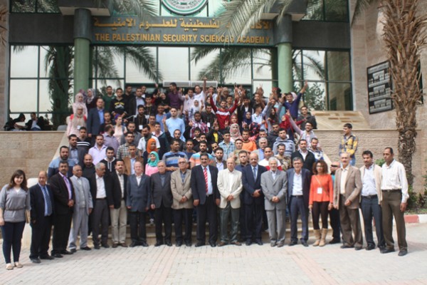جامعة الاستقلال تخرج المشاركين في مخيم الشبيبة الفتحاوية بحضور رسمي واسع