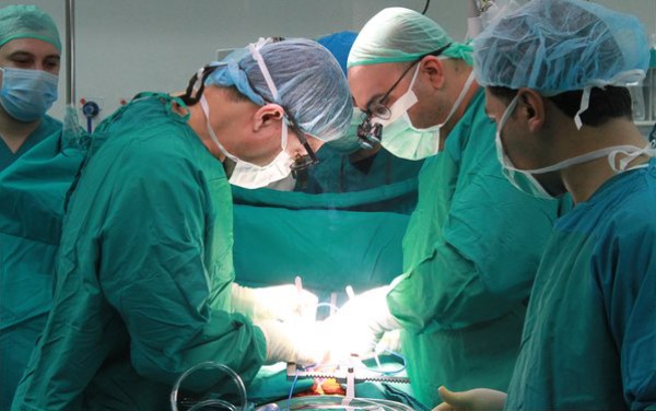 إعادة احياء قلب ميت في بريطانيا بمساعدة تكنولوجيا استعملت لأول مرة في العالم على يد طبيب فلسطيني