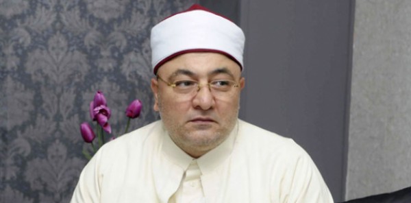 الشيخ خالد الجندي: لا يجوز ان تقف المرأة إماماً للرجال