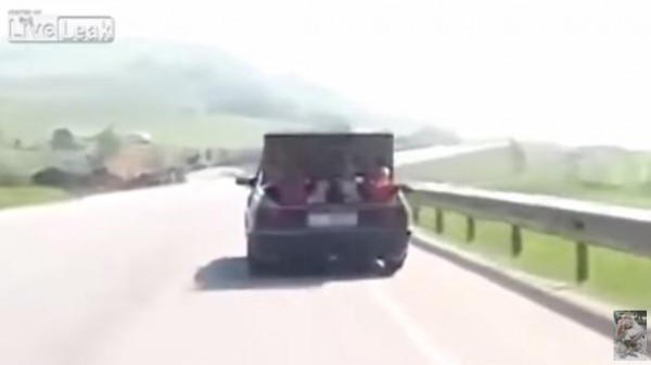 سائق يضع أطفاله داخل الصندوق الخلفي لسيارته ويعرضهم للخطر