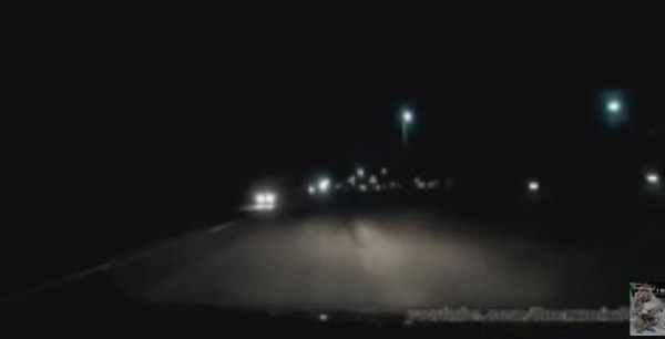 لقطات تحبس الأنفاس لأشخاص يرتادون الطريق في الظلام