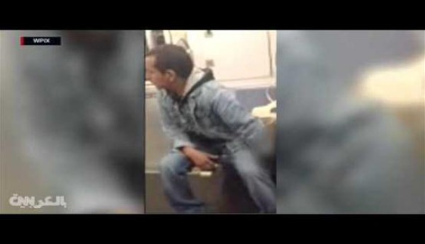 بالفيديو: رجل يعتدي جنسيا بفتاة أثناء نومها في المترو