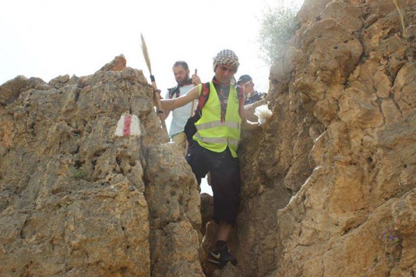 الجوال محمد المحتسب من مجموعة خليل الرحمن الكشفية يشارك مفوضية القدس رحلتها الخلوية