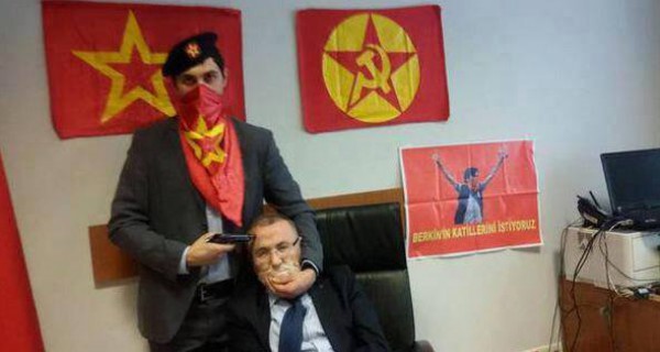 بالصور : احتجاز المدعي العام التركى كرهينة في مكتبه