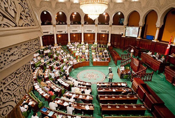 البرلمان الموازي في ليبيا يقيل رئيس الوزراء وسط انقسامات داخلية