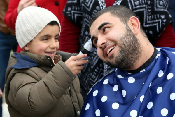مجموعات شبابية في تركيا تقوم بحلق رؤوسهم تضامن مع الأطفال مرضى السرطان