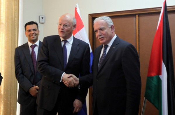 وزير الخارجية الفسطيني يلتقي بنظيره الهولندي في لاهاي ليطلعه على اخر التطورات على الساحة الفلسطينية
