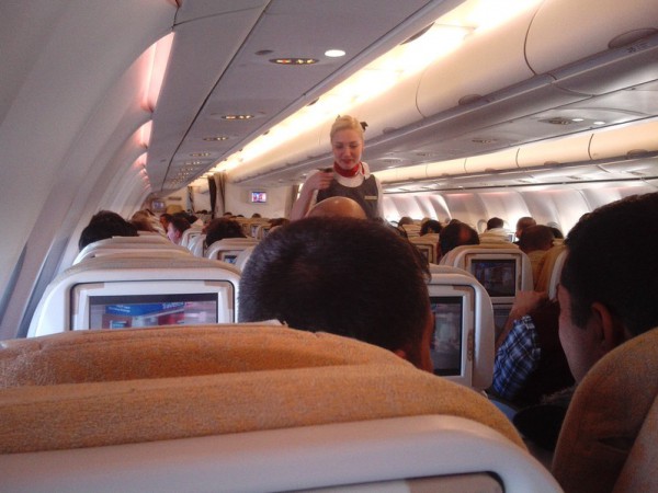 طرد امرأة من الطائرة ومعاملتها بشكل مهين لإرضاعها طفلها أثناء الإقلاع