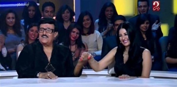 سمير غانم يقبل "صافيناز" على الهواء .. شاهد ردة فعلها