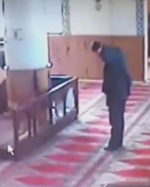 شاهد ماذا فعل طفل بأبيه أثناء الصلاة