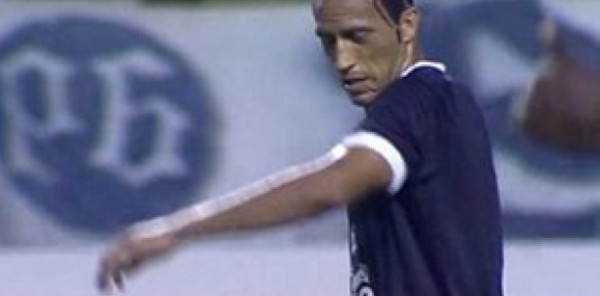 لاعب يفاجئ الجمهور بأغرب حلاقة شعر في ملاعب الكرة