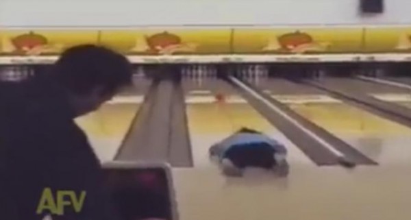 مواقف طريفة أثناء لعب " البولينج "