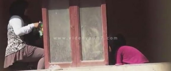 طالبات مدرسة ثانوية يرقصن على شبابيك الفصل في القاهرة