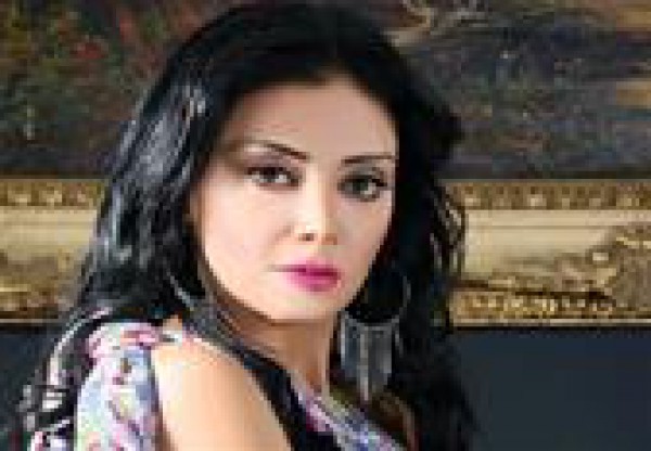رانيا يوسف توضح حقيقة تعرضها وطاقم العمل للضرب على يد 15 مسلحاً