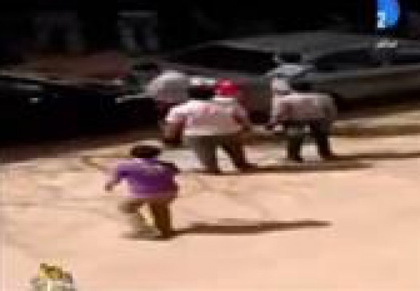 لحظة الاعتداء على فريق عمل مسلسل ''أرض النعام '' الذي تقوم ببطولته رانيا يوسف