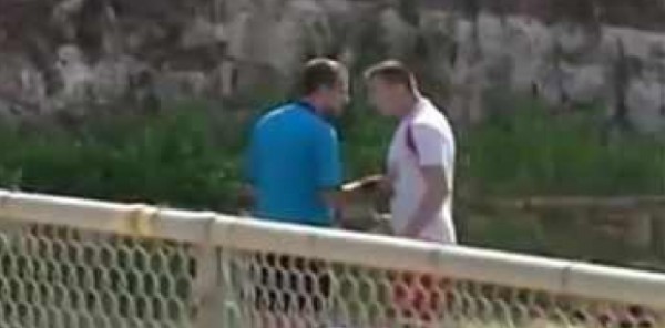 لاعب يضرب الحكم ويهرب بتسلق الجبل