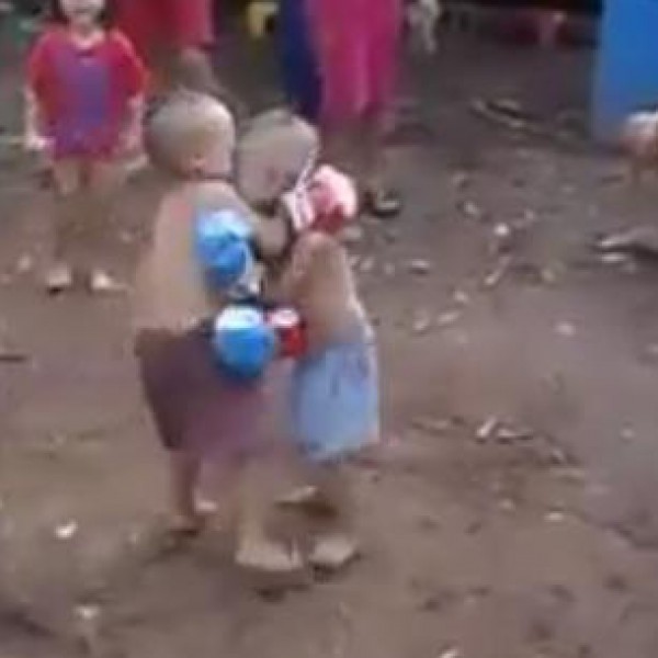أقوى وأطرف ملاكمة كوميدية بين طفلين