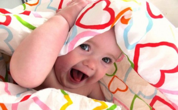 طرق سهلة لإضحاك الأطفال الرضع