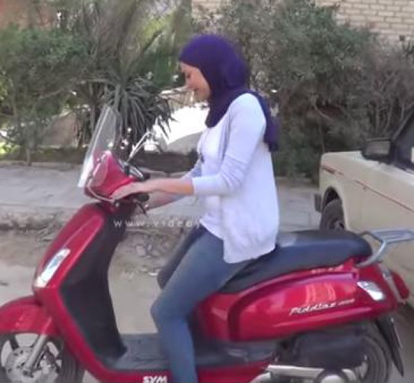 "نورا".. فتاة تتحدى سلبيات المجتمع : "الاسكوتر" مش حرام وحماية من مضايقات الشارع