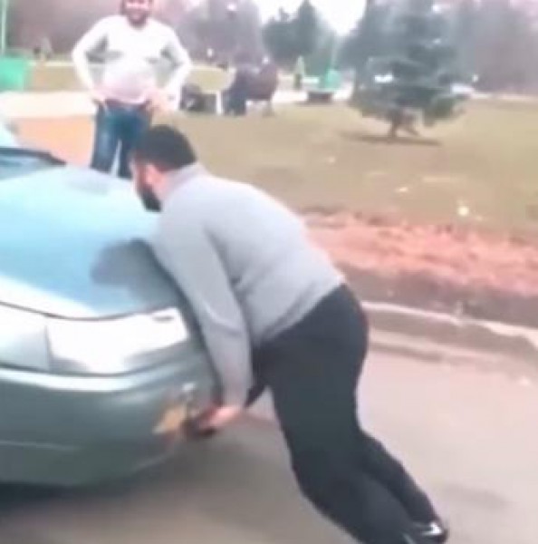شاهد ماذا فعل هذا الشخص ...شيء لا يصدق