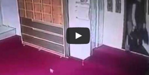 شاهد.. لص يسرق المصاحف من مسجد في الأردن