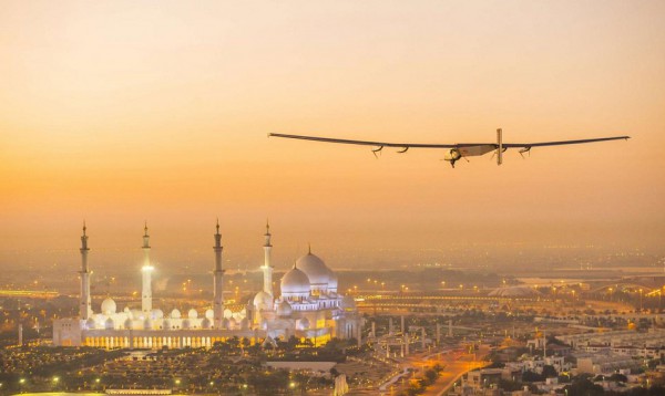 طائرة تعمل على الطاقة الشمسية في سماء أبو ظبي