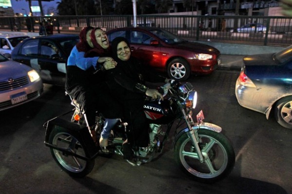 ثلاث نساء مصريات يتحدين المجتمع بالدراجة النارية