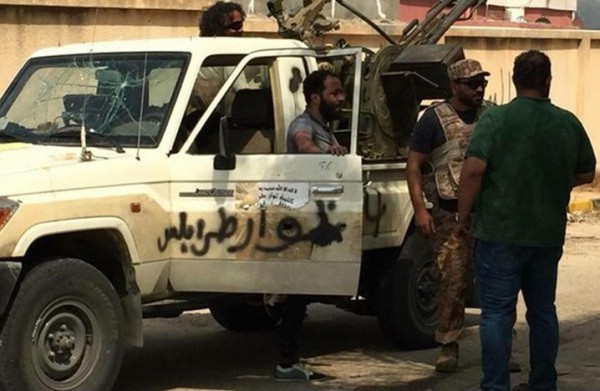 بالفيديو ..ثوار طرابلس يسيطرون على معسكر لحفتر بتاجوراء