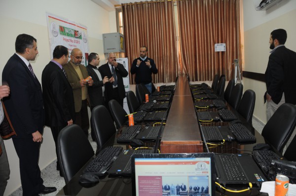 فيفا فلسطينا  تقدم مختبر حاسوب لجامعة الأمة