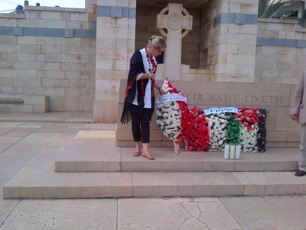 سفيرة بولندا تزور المقبرة البولندية في غزة