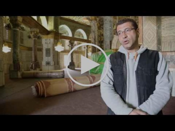 تقرير متلفز يوثق عملية تثبيت السجاد الجديد في المسجد الأقصى