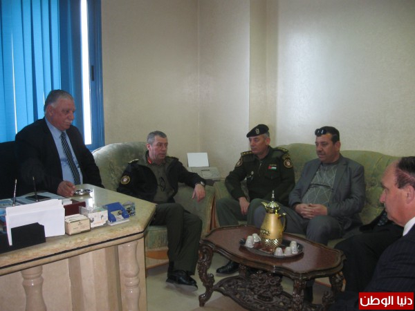 قيادة الأمن الوطني في محافظة الخليل تزور مركز الخدمات الزراعية
