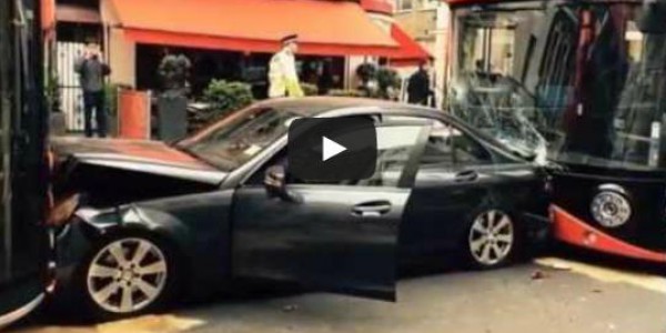 حافلتان تسحقان "مرسيدس" في حادث وسط لندن
