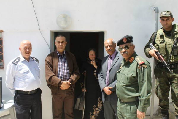 بالصور ..قوات الأمن الوطني تسلم منزل لمواطنة في ياسوف قضاء سلفيت