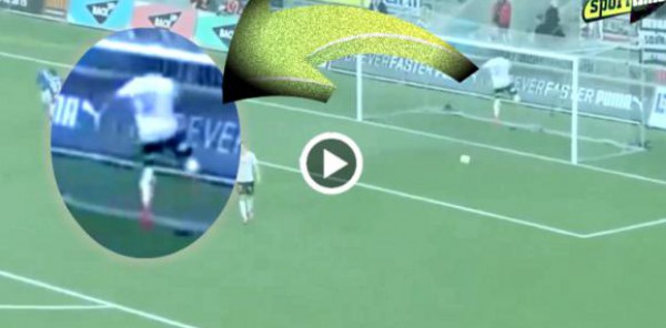 لاعب يفقد أعصابه وينطح العارضة بشكل جنوني