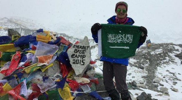بالصور: طبيبة سعودية تصل لقمة جبل "إيفرست"