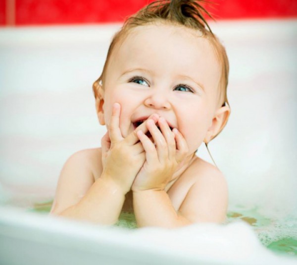 5 أخطاء تهدد سلامة طفلك أثناء الإستحمام.. فاحذريها