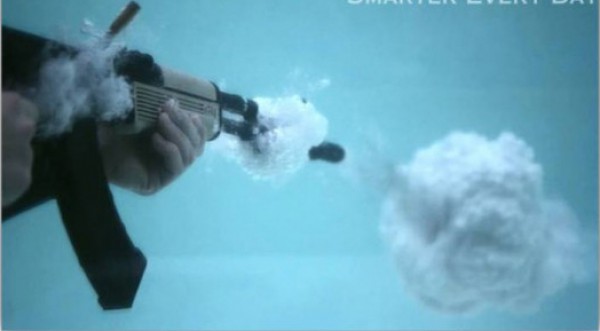 كيف يكون شكل الطلقات النارية تحت الماء