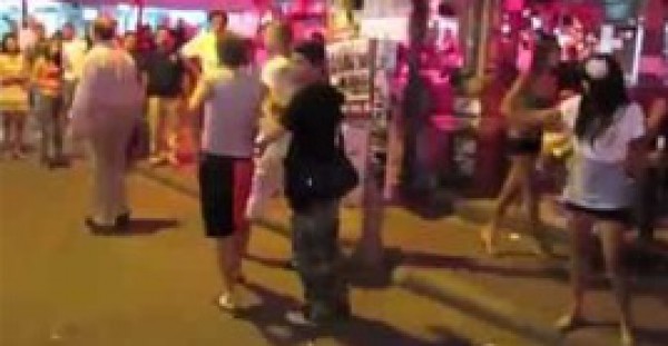 ماذا فعلت 3 فتيات ليل مع شاب حاول معاكستهن