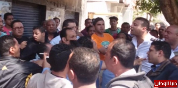 مواطن مصري يسأل ضابط شرطة : كنت فين ساعة القنبلة .. رد الضابط : كنت عند أمك