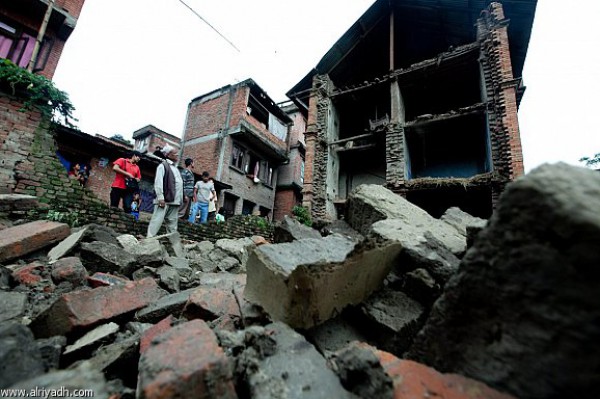انهيار مبان بزلزال قوته 7.7 درجة ضرب نيبال